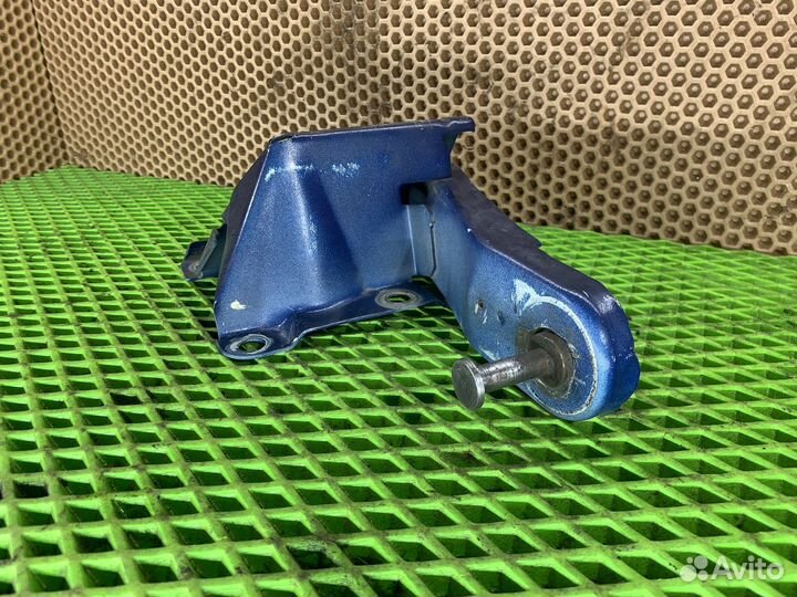 Кронштейн замка сидения з. л. Volkswagen Passat b3