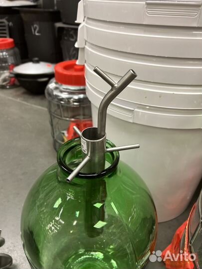 Попугай на банку, бутыль без крышки