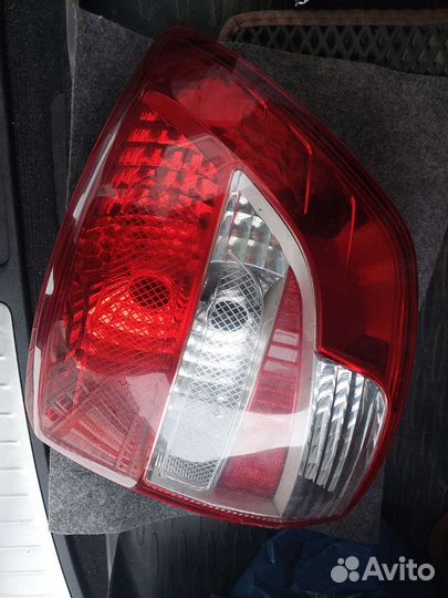Задний правый фонарь гранта седан