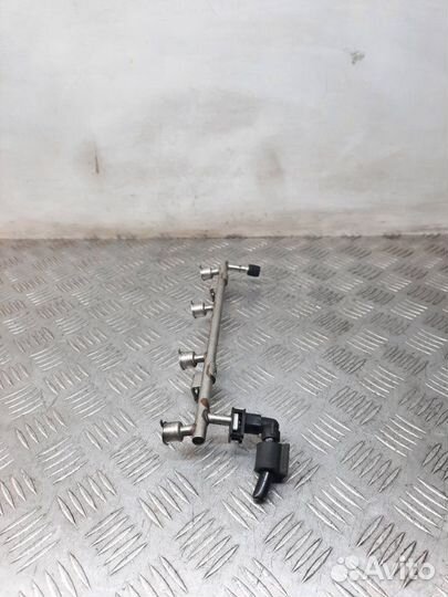 Топливная рампа Opel Astra 1.6 A16XER 2011