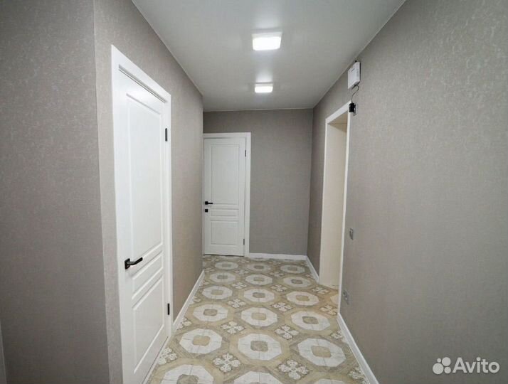 Поклейка обоев. Шпаклевка стен. Ламинат