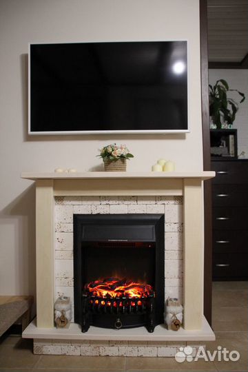 Камин в портале из натурального дерева, белый