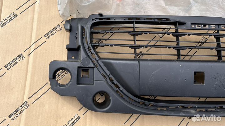 Решетка радиатора Peugeot 301 96769-46780