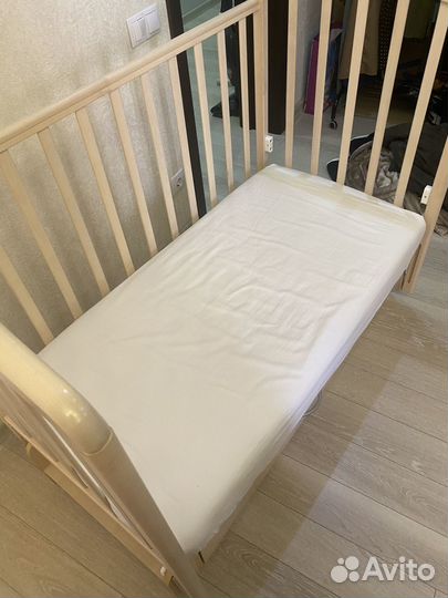 Детская кроватка с маятником и ящиком