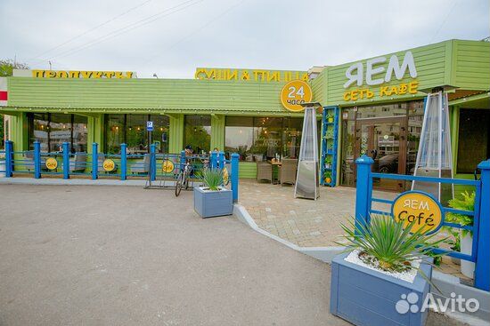 Упаковщик еды в кафе