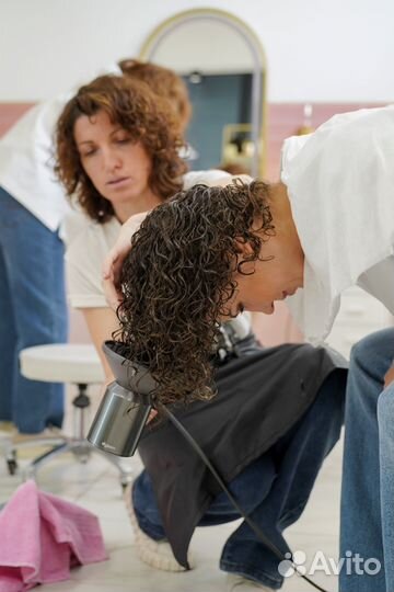 Парикмахер для кудрявых волос, услуги парикмахера
