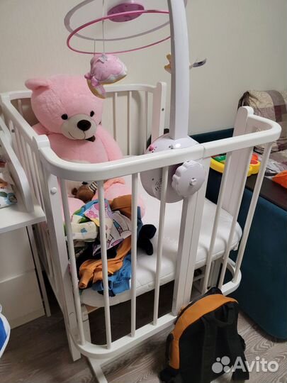 Детская кроватка с маятником