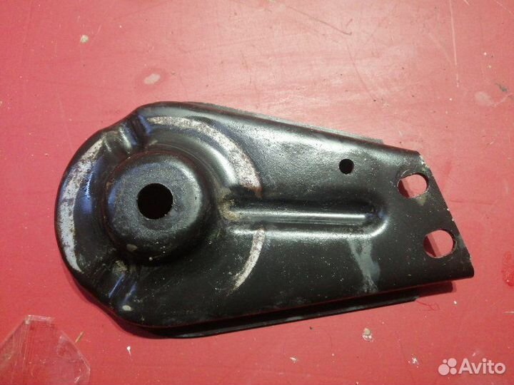 Кронштейн балки подвески задний правый Mercedes