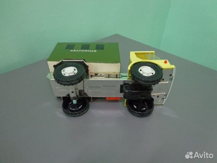 Железная игрушка - машинка СССР механическая