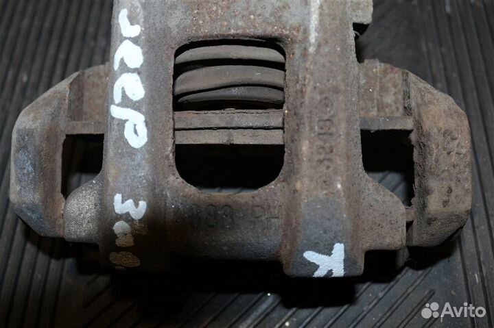 Суппорт задний правый Jeep Grand Cherokee WK2 рес