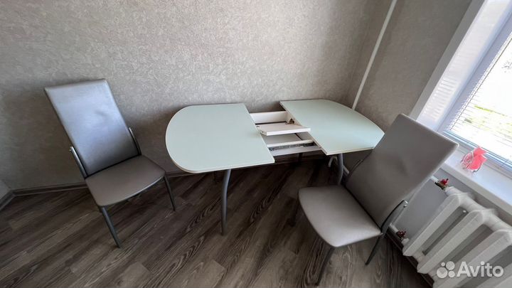 Кухонный стол и стулья