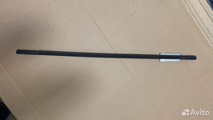 Молдинг стекла двери заднего левого Porsche Cayenn