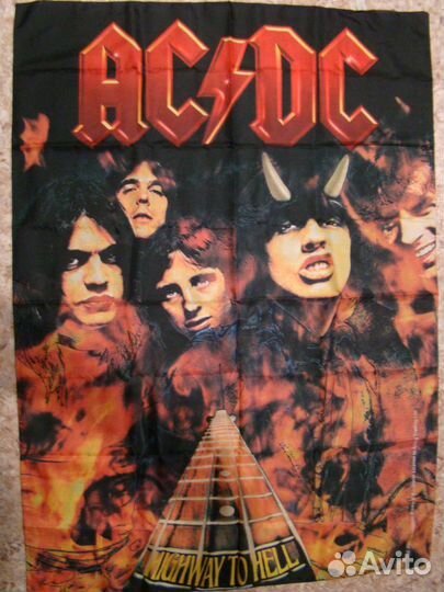 Флаги: Ozzy.Queen.Black Sabbath. Ac/Dc Kiss Korn
