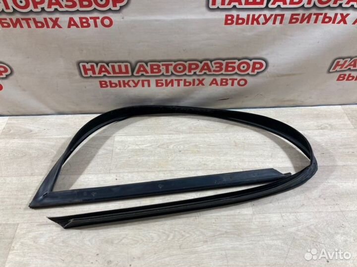 Уплотнитель стекла двери передний левый Bmw X5