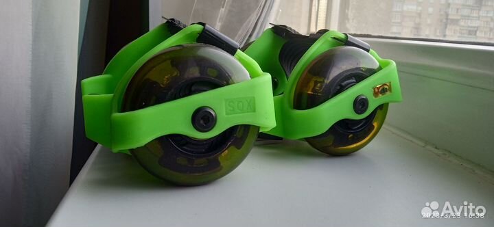 Ролики на обувь светящиеся,новые