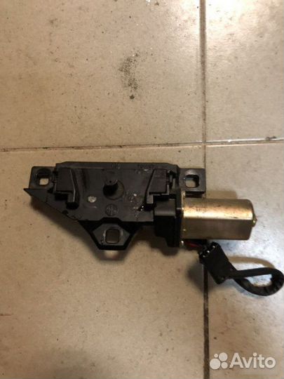 Доводчик крышки багажника Bmw 7 E65