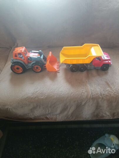 Трактор и грузовик