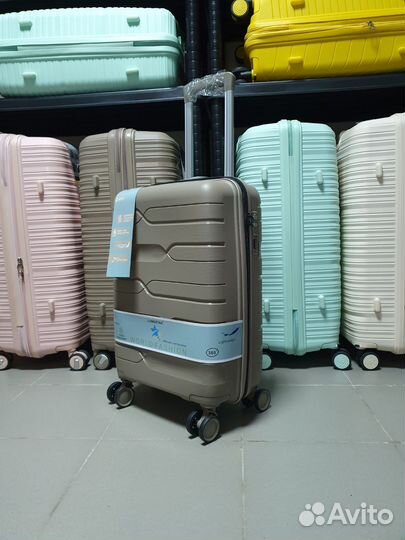 Чемодан на колёсах из полипропилена s