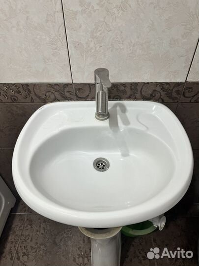 Раковина с ножкой и краном