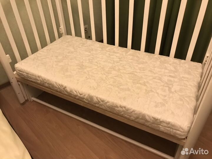 Детская кровать с маятником