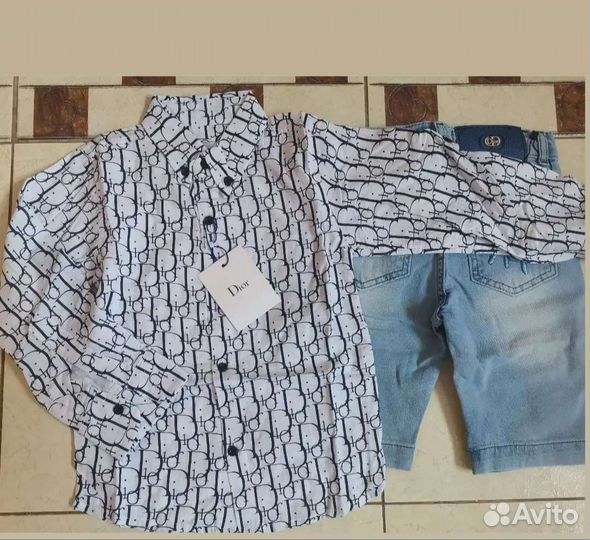 Рубашка и джинсовые шорты