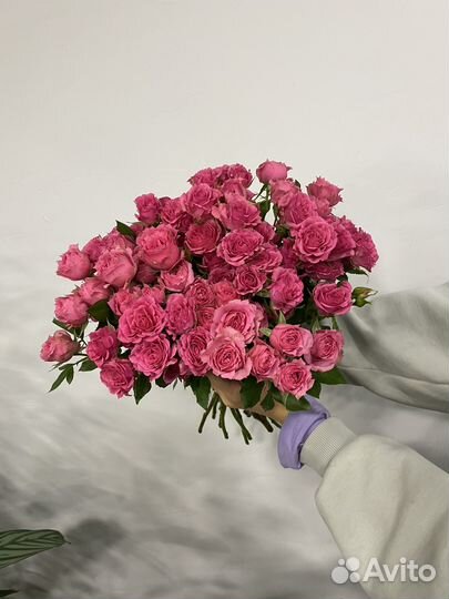 Букет из кустовых розовых роз