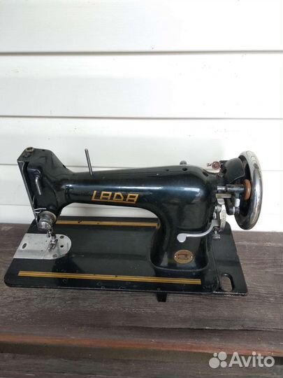 Швейная машина LADA