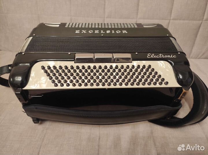 Баян Итальянский,4х голосный, смотрите видио