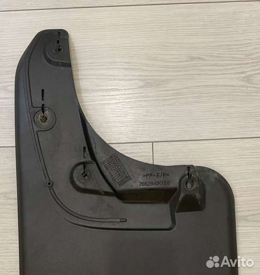 Брызговик задний левый Toyota Hilux