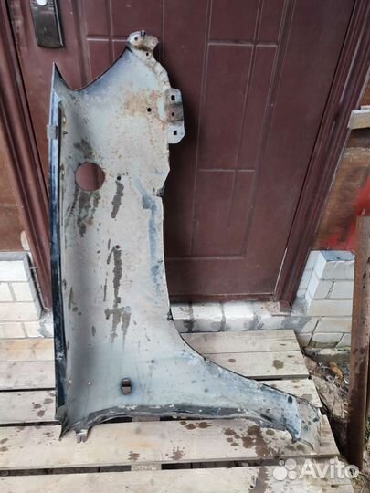 Продам переднее левое крыло на Мазду бт-50