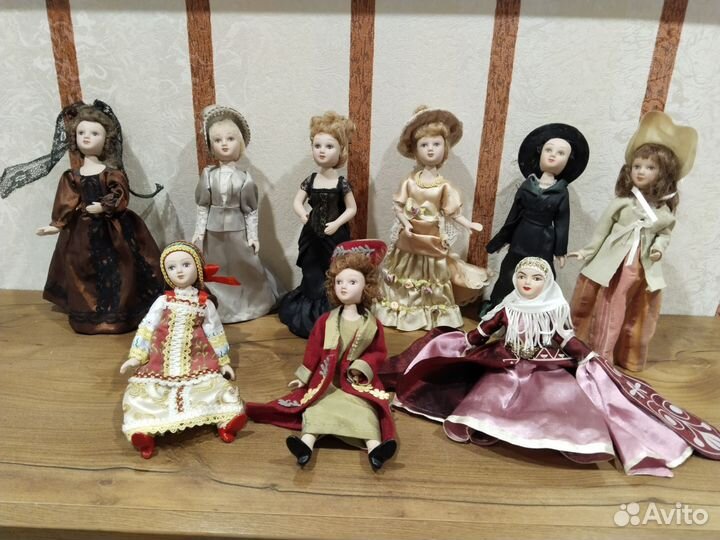 Куклы фарфоровые в костюмах