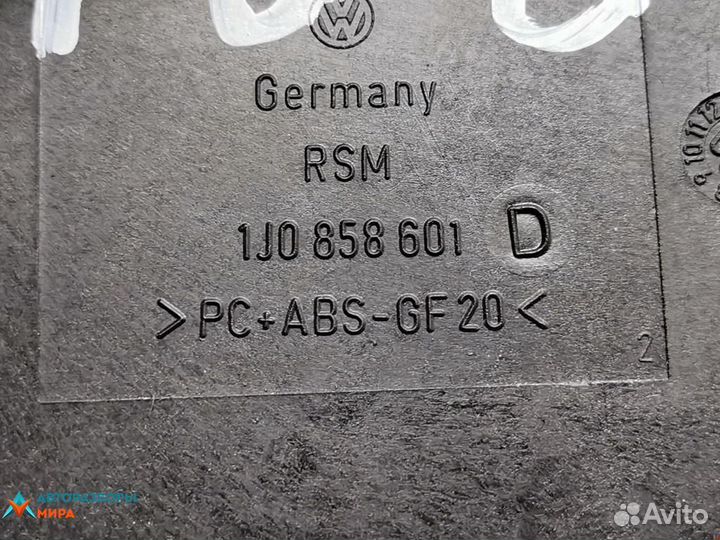 Подстаканник Volkswagen Bora 2002 1J0858601D