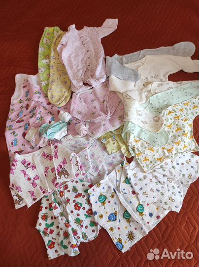 Отдам два пакета детской одежды для новорожденных