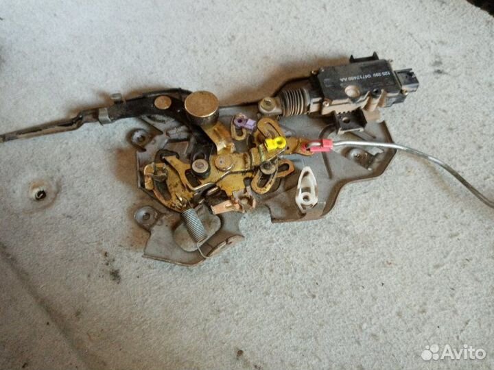 Замок багажника Dodge Caravan grand 3.3 1997