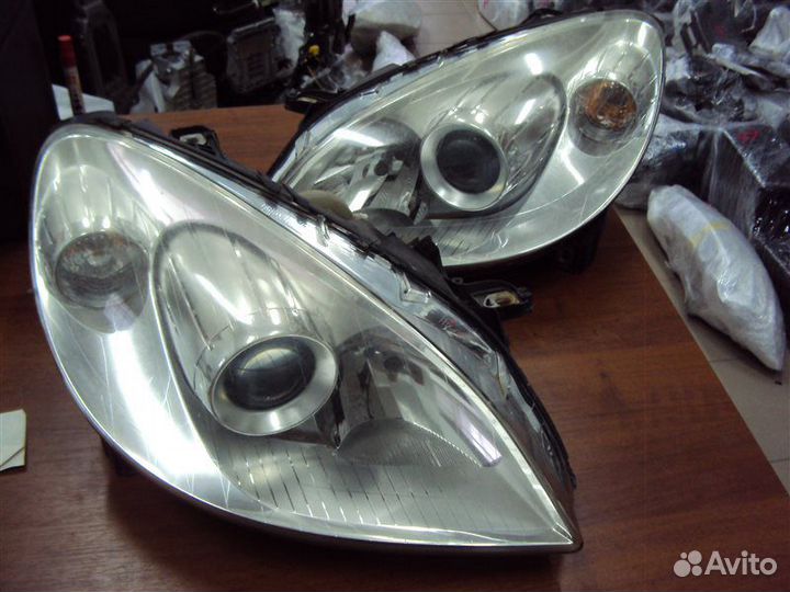 Фара к-кт передняя Mercedes-Benz W245 M266E17