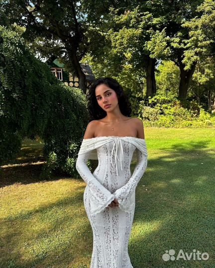 Элегантное силуэтное кружевное длинное платье