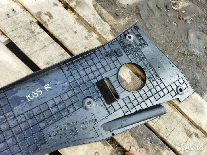 Декоративная крышка двс передняя правая Lexus