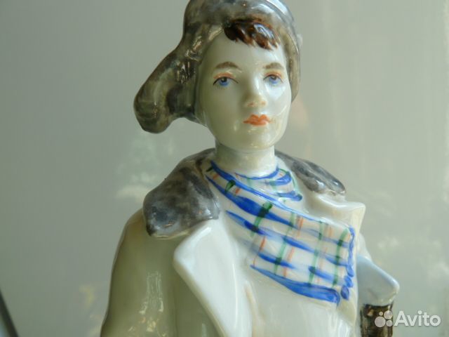 Фарфор СССР Мальчик с коньками лфз