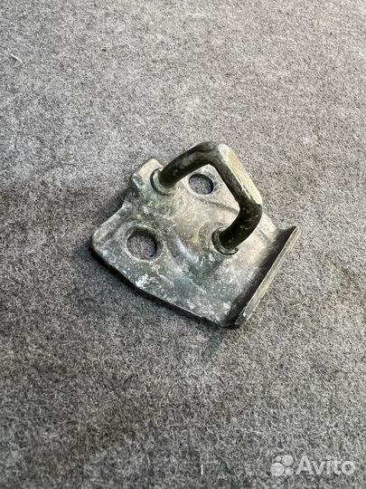 Ответная часть замка багажника Аутлендер 1