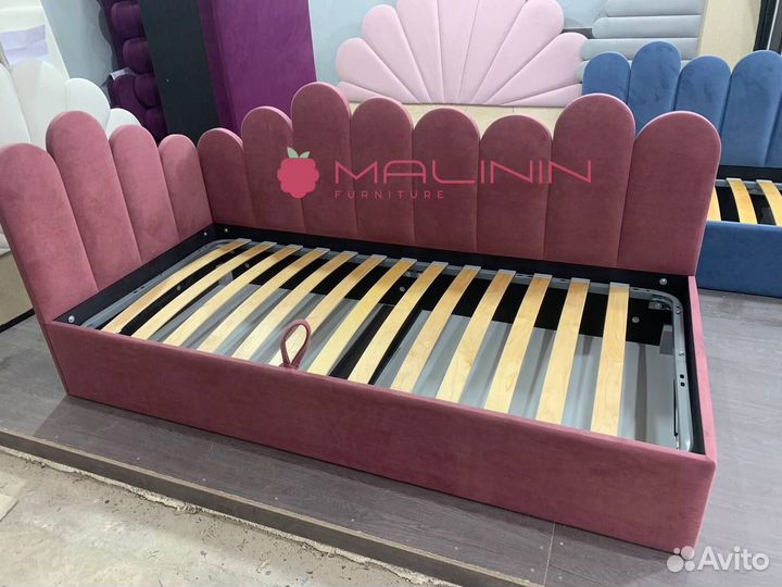 Детская кроватка с бортиками