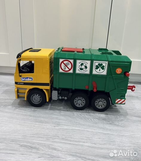 Bruder мусоровоз с баком