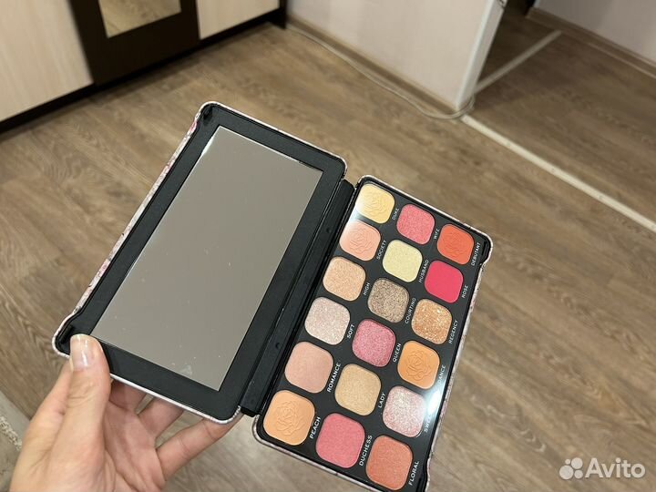 Палетка теней для век makeup revolution