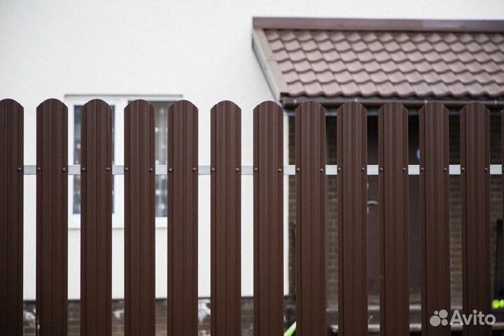 Металлический штакетник. Евроштакетник доставка
