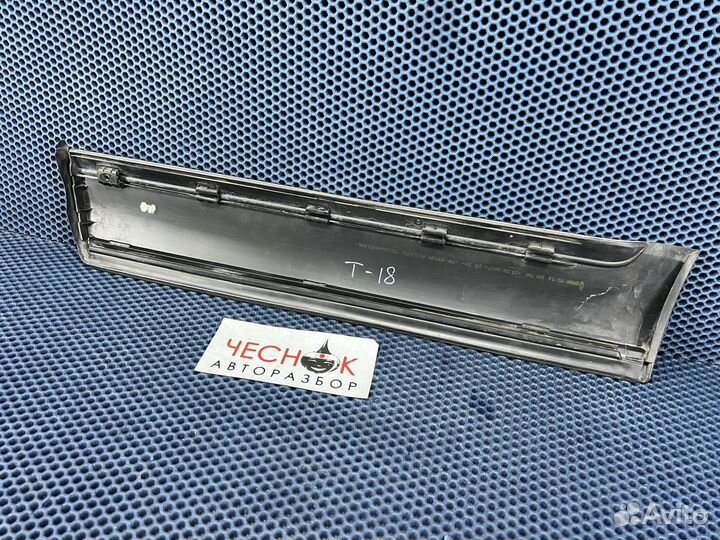 Молдинг задней правой двери VW Touareg 2002-2010