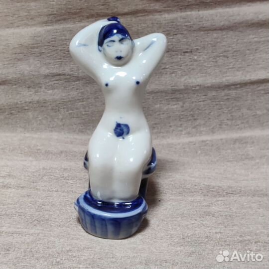 Фарфоровая статуэтка. Девушка в Бане. Гжель