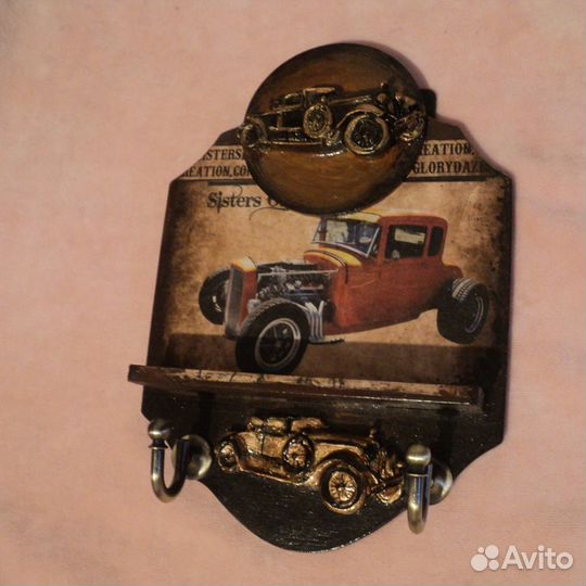 Вешалка для детской комнаты с полочкой. Ключница