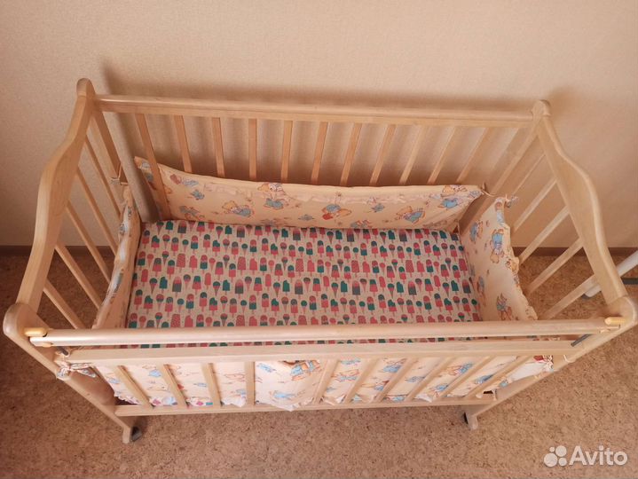 Детская кроватка с матрасом и мягкими стенками