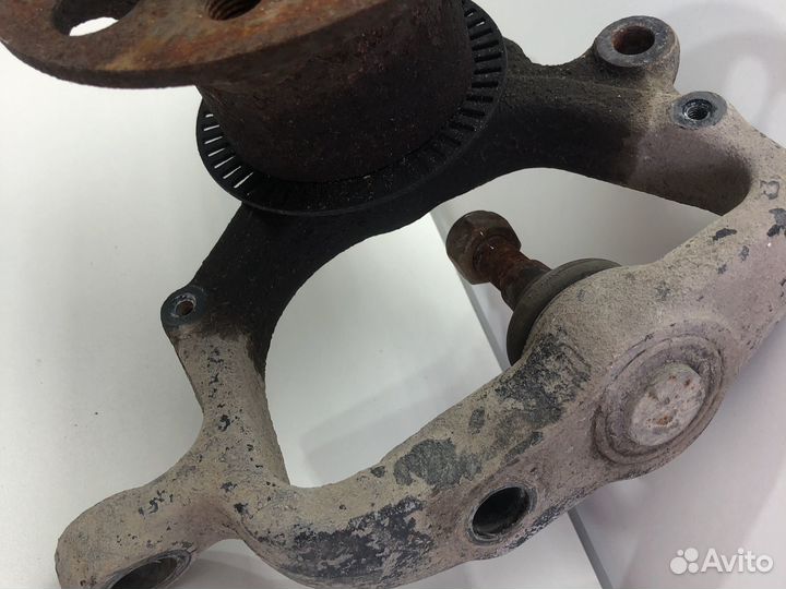 Передний левый поворотный кулак Мерседес w220