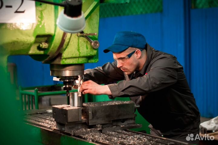 Слесарь станочник