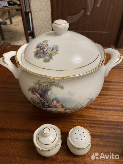 Остатки столового сервиза чайка